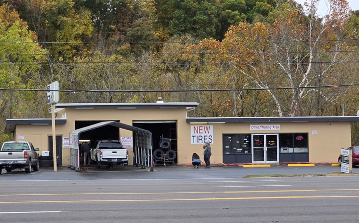 Pictures of Retail property located at 1065 East Stone Drive, Kingsport, TN 37660 for sales - image #1
