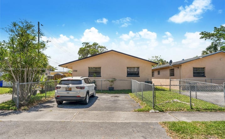 Pictures of Multifamily property located at 1734 N 16th Ct, Hollywood, FL 33020 for sales - image #1