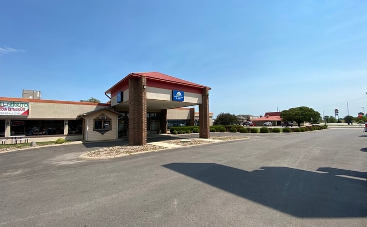 Pictures of Hospitality, Senior Living property located at 606 E Lincoln Blvd, Hesston, KS 67062 for sales - image #1