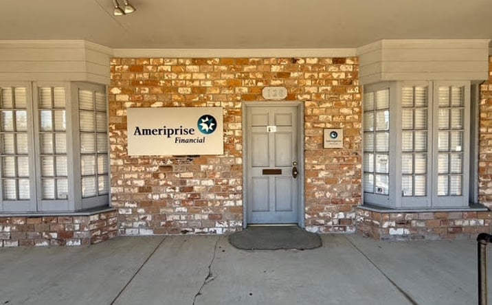 Pictures of Mixed Use, Office, Retail property located at 128 S First st, Brookhaven, MS 39601 for sales - image #1