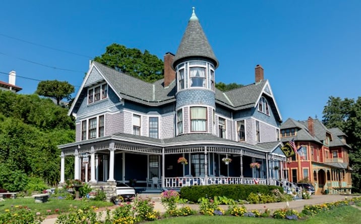 Pictures of Hospitality property located at 1105 Grove Terrace, Dubuque, IA 52001 for sales - image #1