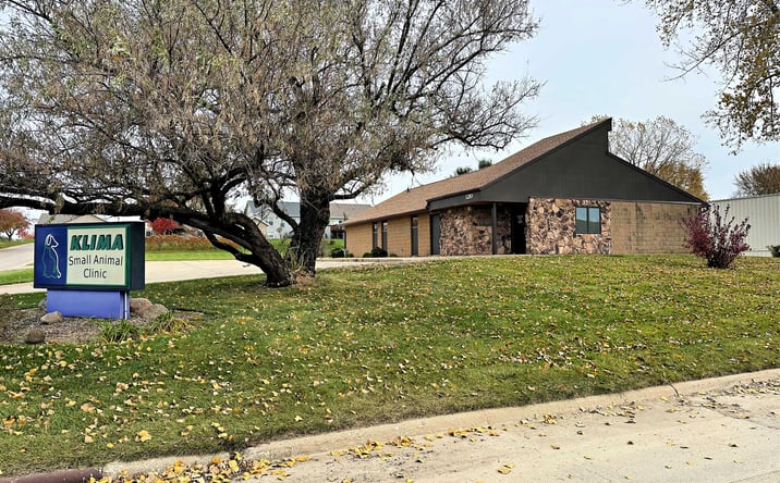Pictures of Office, Retail property located at 1210 Southtown Drive, Waterloo, IA 50702 for sales - image #1