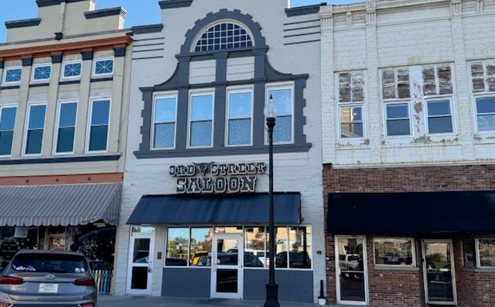 Pictures of Retail property located at 118 S 3rd St, Boonville, IN 47601 for sales - image #1