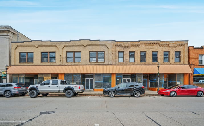Pictures of Retail property located at 942 5th Ave, Coraopolis, PA 15108 for sales - image #1