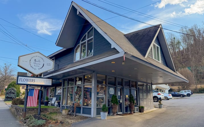 Pictures of Multifamily property located at 402 East Parkway, Gatlinburg, TN 37738 for sales - image #1