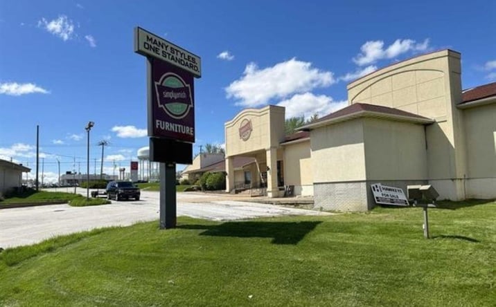 Pictures of Business for Sale, Industrial, Office, Retail property located at 3711 N Harrison St Street, Davenport, IA 52806 for sales - image #1