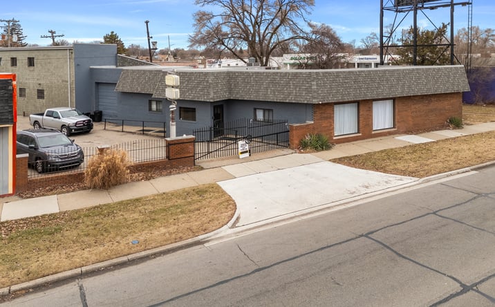 Pictures of Retail property located at 24935 Gratiot Ave, Eastpointe, MI 48021 for sales - image #1