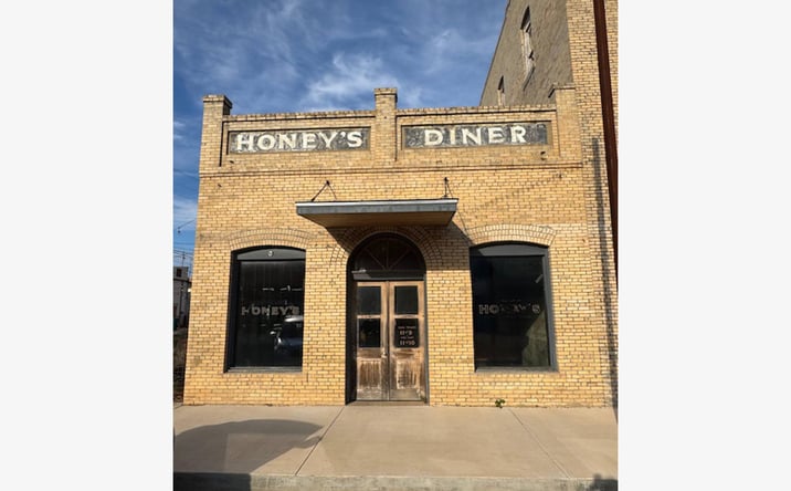 Pictures of Retail property located at 109 NE 2nd St, Smithville, TX 78957 for sales - image #1