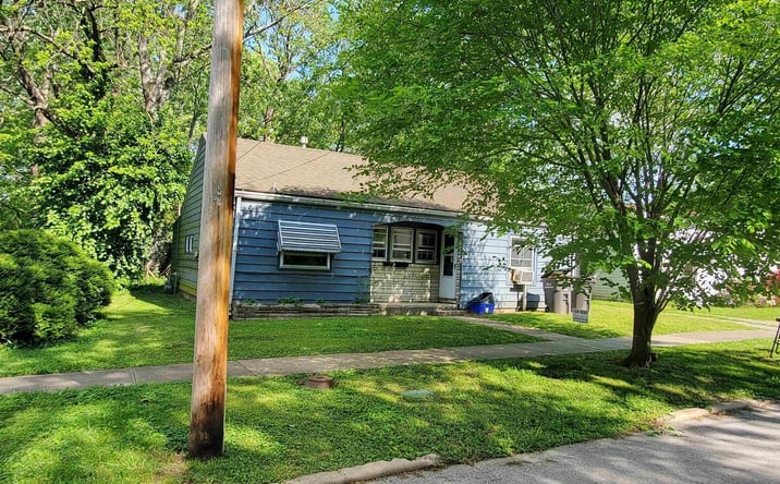 Pictures of Multifamily property located at 607 N ALMOND Street 1, Carbondale, IL 62901 for sales - image #1