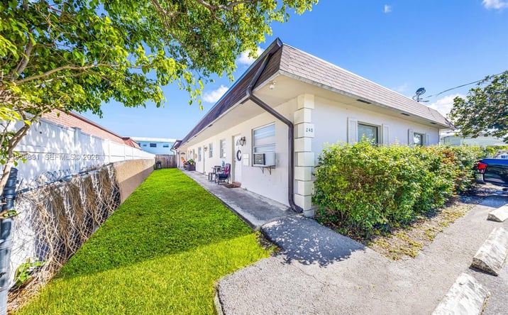 Pictures of Multifamily property located at 240 SE 9th Ave, Pompano Beach, FL 33060 for sales - image #1