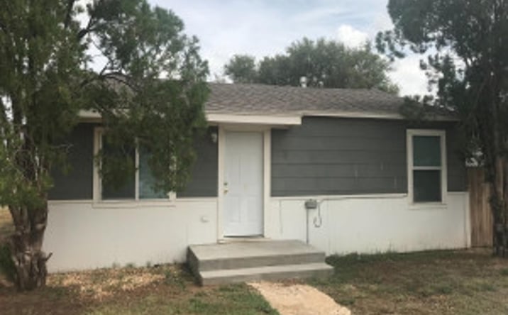Pictures of Multifamily property located at 510 Avenue G, Shallowater, TX 79363-5703 for sales - image #1