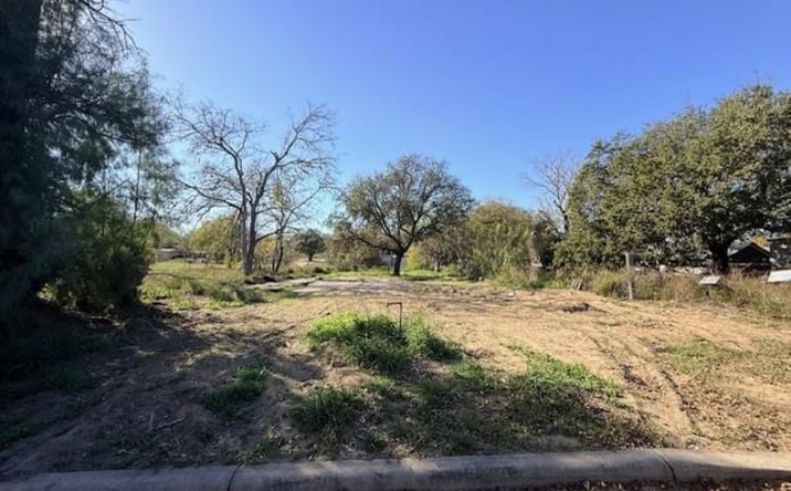 Pictures of Land property located at 909 Ohio St, Pleasanton, TX 78064 for sales - image #1