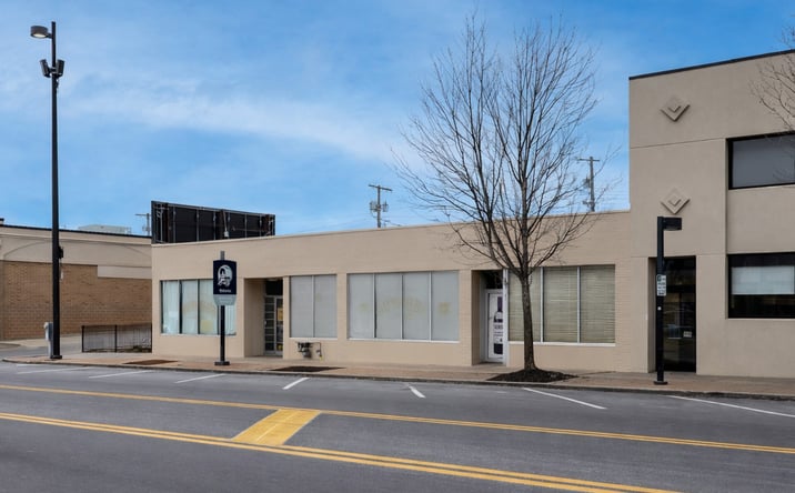 Pictures of Retail property located at 3828 Broadway Boulevard, Kansas City, MO 64111 for sales - image #1