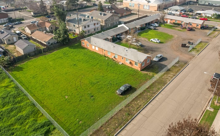 Pictures of Multifamily property located at 2702 E Hedges Ave, Fresno, CA 93703 for sales - image #1