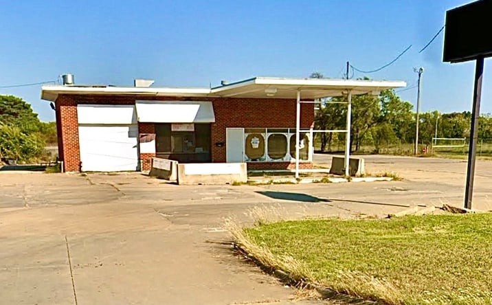 Pictures of Retail property located at 3840 SW Topeka Blvd, Topeka, KS 66609 for sales - image #1