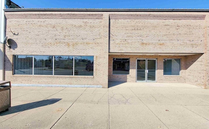 Pictures of Retail property located at 128 W NORTH Avenue, Flora, IL 62839 for sales - image #1