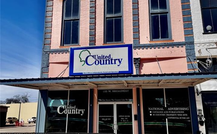 Pictures of Office property located at 125 W Broadway Street, Clarksville, TX 75426 for sales - image #1