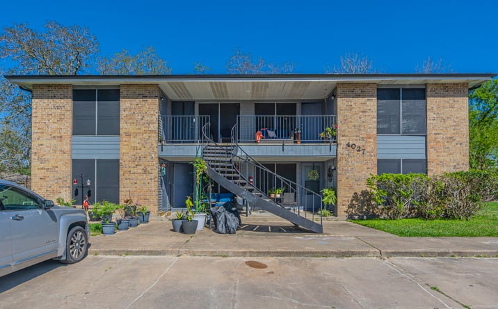 Pictures of Multifamily property located at 4027 Briarglen Dr, Dickinson, TX 77539 for sales - image #1