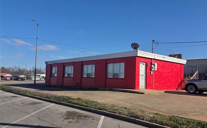 Pictures of Office property located at 812 S 4th Street, Chickasha, OK 73018 for sales - image #1