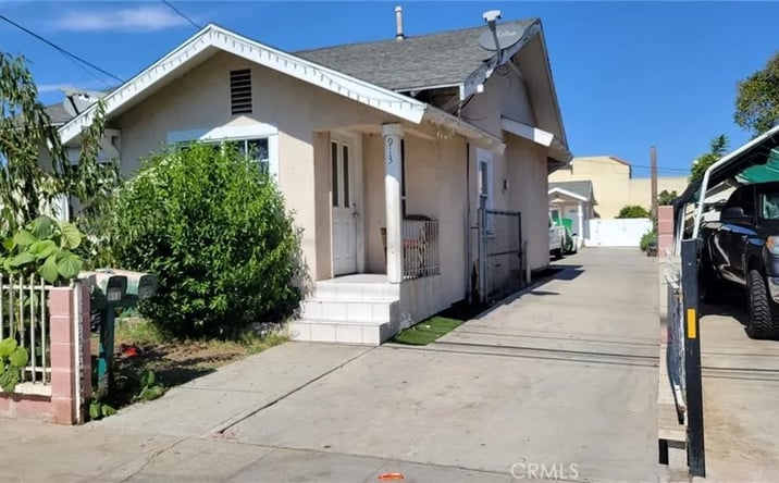 Pictures of Multifamily property located at 913 W Bishop Street, Santa Ana, CA 92703 for sales - image #1