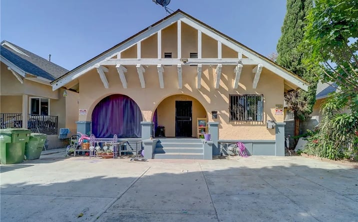 Pictures of Multifamily property located at 834 E 33rd Street, Los Angeles, CA 90011 for sales - image #1