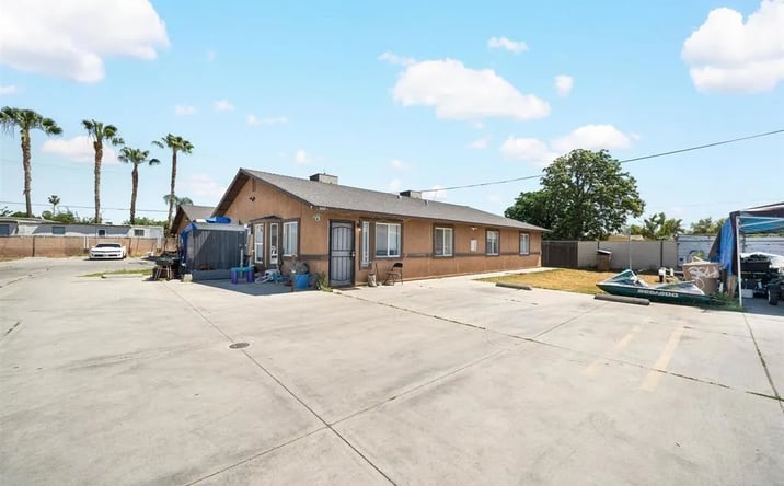 Pictures of Multifamily property located at 326 Beardsley Avenue, Bakersfield, CA 93308 for sales - image #1