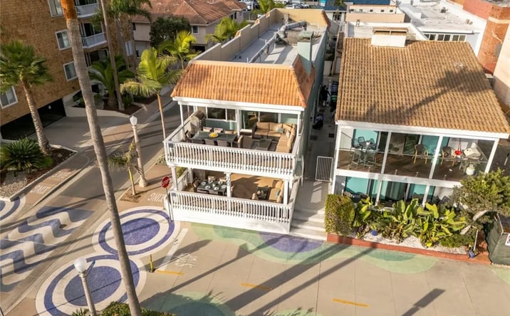 Pictures of Multifamily property located at 700 E Oceanfront, Newport Beach, CA 92661 for sales - image #1