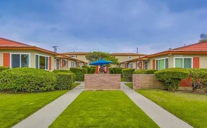 Pictures of Multifamily property located at 1173-1179 Felspar St., San Diego, CA 92109 for sales - image #1