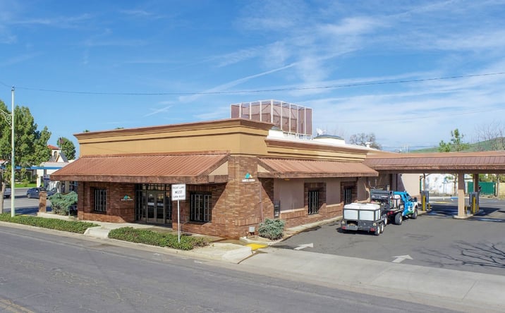 Pictures of Retail property located at 142 S Mirage Ave, Lindsay, CA 93247 for sales - image #1