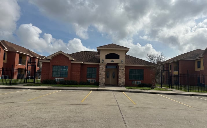 Pictures of Multifamily property located at 107 Oak Park Dr, Clute, TX 77531 for sales - image #1