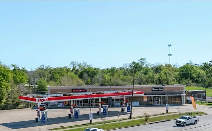 Pictures of Retail property located at 1918 Strickland Dr, Orange, TX 77630 for sales - image #1