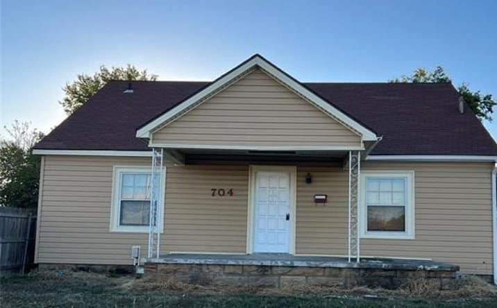 Pictures of Industrial, Office property located at 704 S Main Street, Sapulpa, OK 74066 for sales - image #1