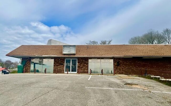 Pictures of Retail property located at 2053 Hollywood Drive, Jackson, TN 38305 for sales - image #1