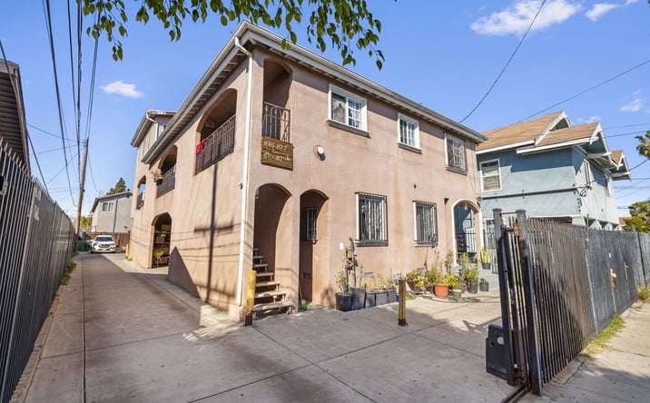 Pictures of Multifamily property located at 879 E 40th Pl, Los Angeles, CA 90011 for sales - image #1