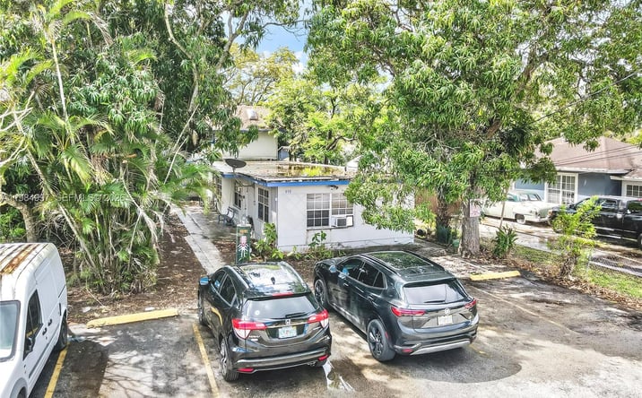 Pictures of Multifamily property located at 898 NE 39th St, Oakland Park, FL 33334 for sales - image #1