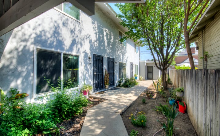 Pictures of Multifamily property located at 402 N Poplar Ave, Fresno, CA 93701 for sales - image #1