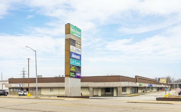 Pictures of Retail property located at 240-320 W Genesee Ave, Saginaw, MI 48602 for sales - image #1