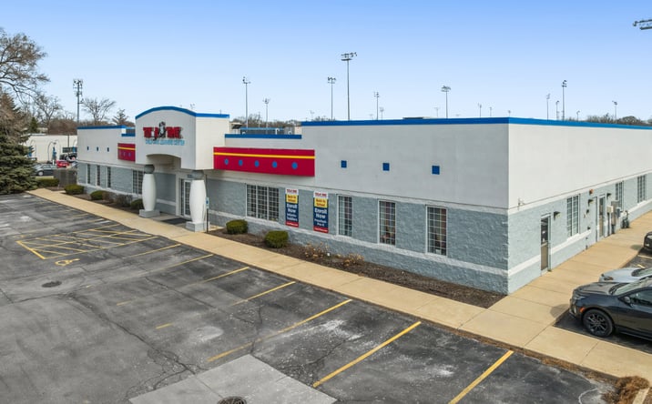Pictures of Retail property located at 1335 N Arlington Heights Rd, Itasca, IL 60143 for sales - image #1