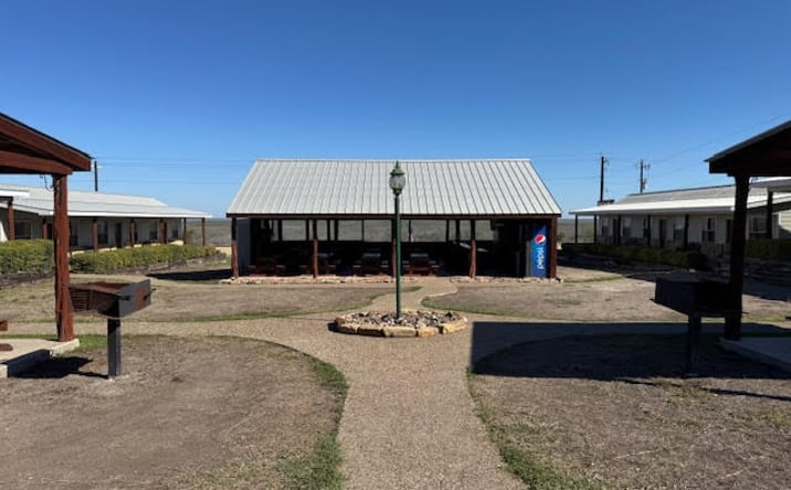 Pictures of Hospitality, Special Purpose, Multifamily property located at 141 Jeff St, Three Rivers, TX 78071 for sales - image #1