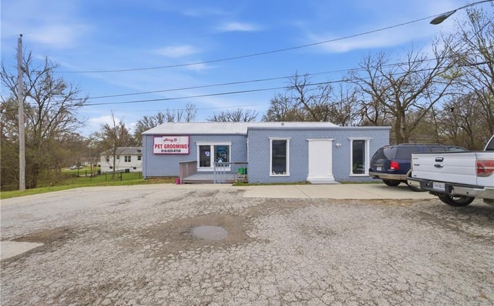 Pictures of Retail, Office, Industrial property located at 813 SW Oldham Boulevard, Lee's Summit, MO 64063 for sales - image #1