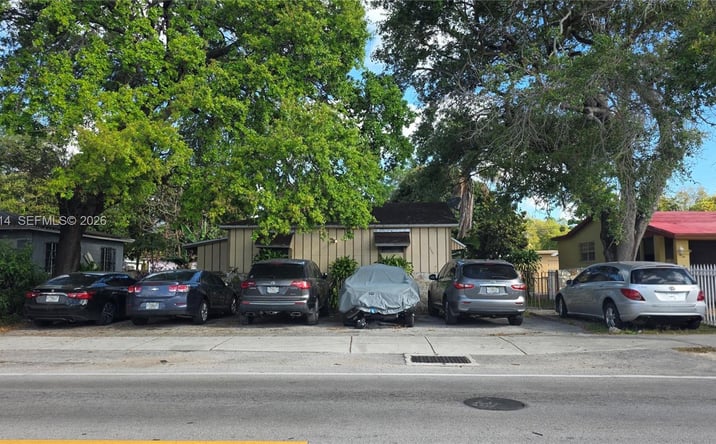 Pictures of Multifamily property located at 525 NE 159th St, Miami, FL 33162 for sales - image #1
