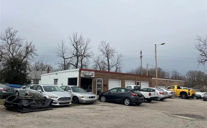 Pictures of Retail property located at 411 E Commercial St, Lebanon, MO 65536 for sales - image #1