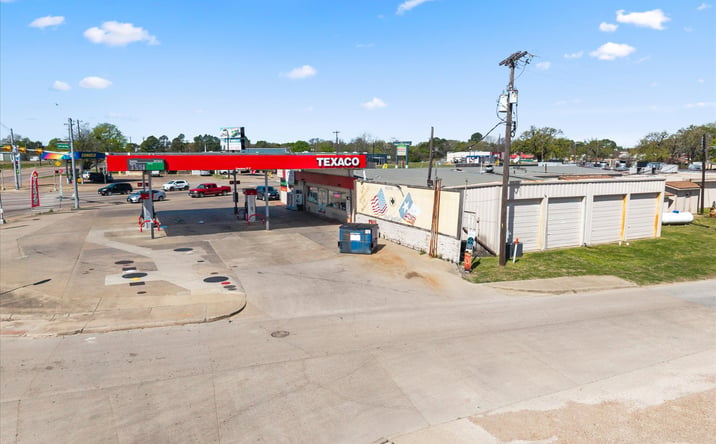 Pictures of Retail property located at 101 S Seven Pts Dr, Seven Points, TX 75143 for sales - image #1