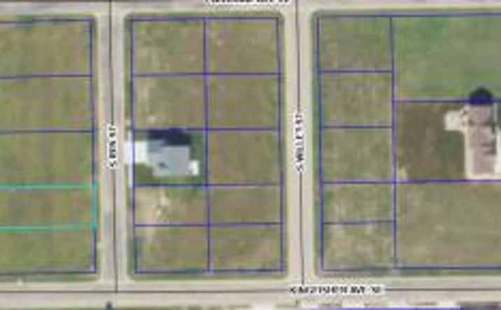 Pictures of Land property located at 906 S Ibis St, Aberdeen, SD 57401 for sales - image #1
