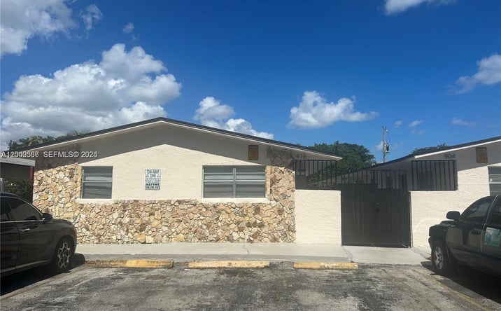 Pictures of Multifamily property located at 916 SW 10th St, Hallandale Beach, FL 33009 for sales - image #1