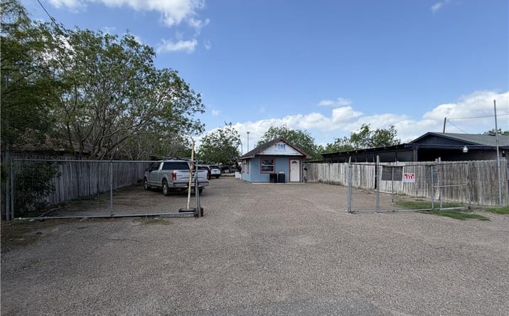 Pictures of Retail, Office, Industrial property located at 206 W Dicker Drive, Pharr, TX 78577 for sales - image #1