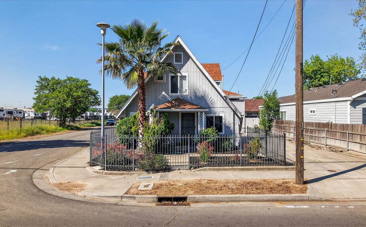 Pictures of Multifamily property located at 2553 Lexington St, Sacramento, CA 95815 for sales - image #1
