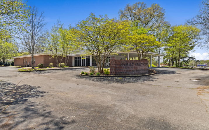 Pictures of Retail, Office, Special Purpose property located at 727 COX CREEK PKWY, FLORENCE, AL 35630 for sales - image #1