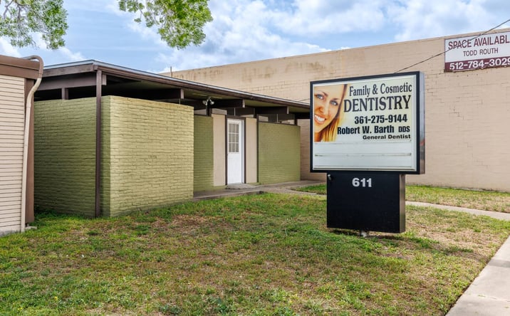Pictures of Office property located at 611 N. Esplanade, Cuero, TX 77954 for sales - image #1