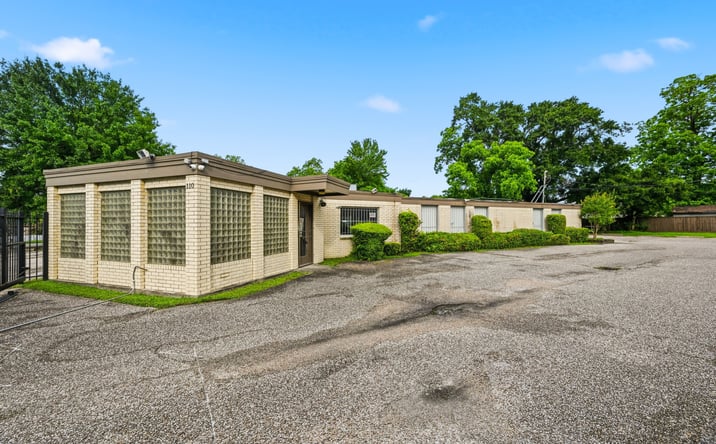 Pictures of Office property located at 110 W ROSAMOND ST, HOUSTON, TX 77076-3919 for sales - image #1